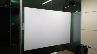 会議室（室内側）／スクリーン投影パネル