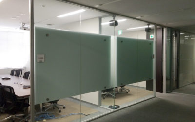 会議室（廊下側）／スクリーン投影パネル