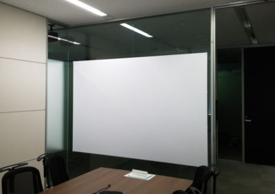 会議室（室内側）／スクリーン投影パネル