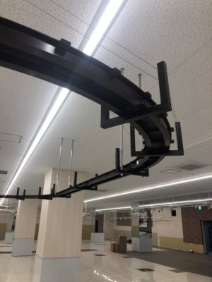 店内を走る汽車レール