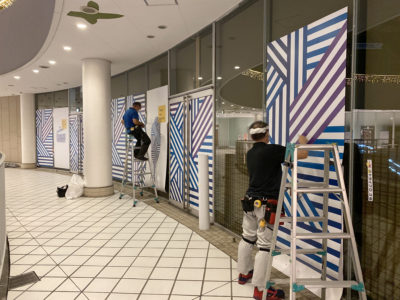 施工中　インクジェット出力貼り作業