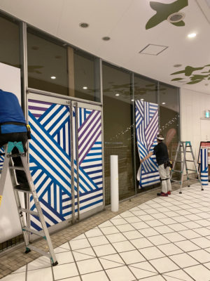 施工中　インクジェット出力貼り作業